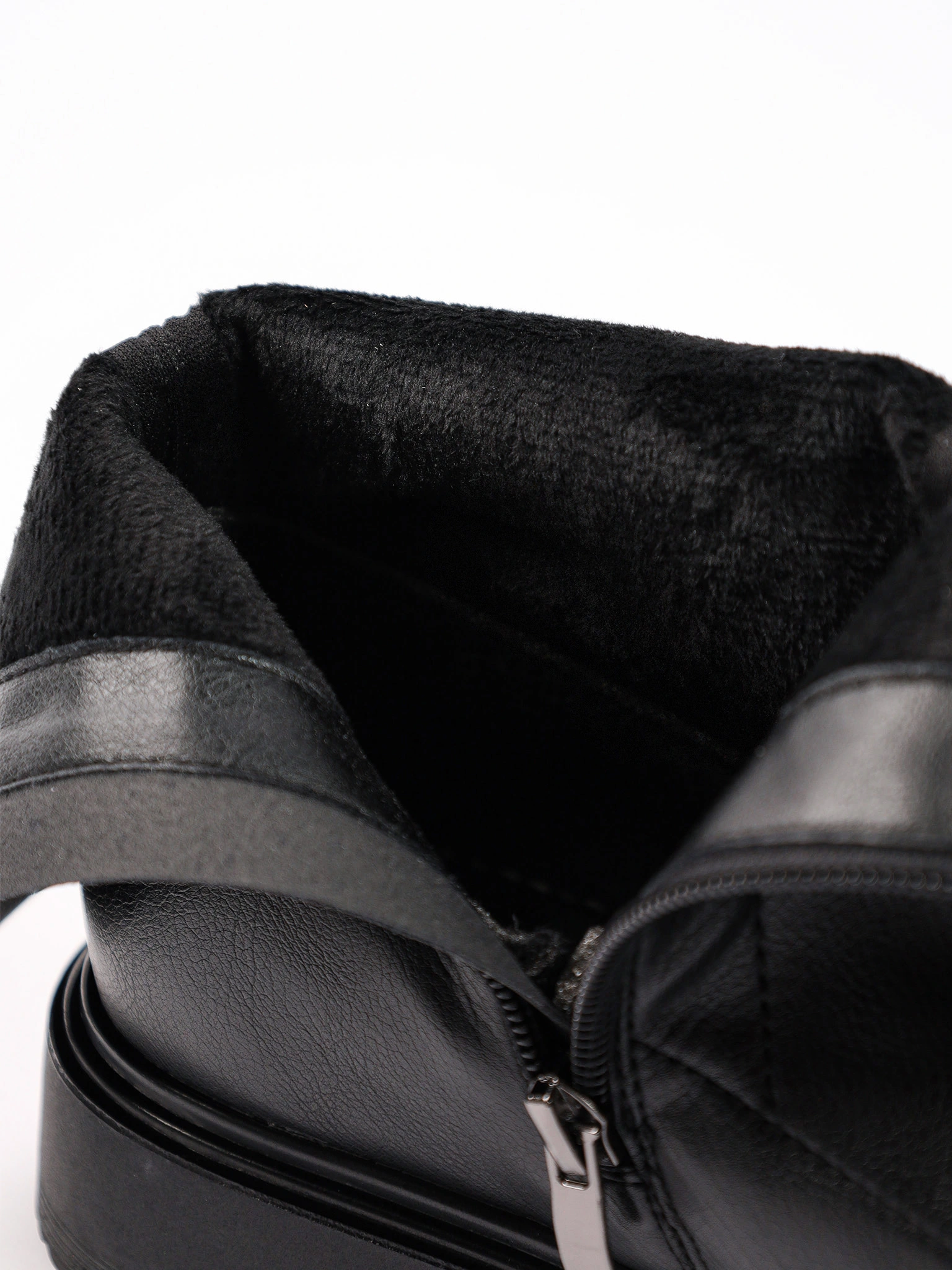 Ботинки черного цвета на низком каблуке